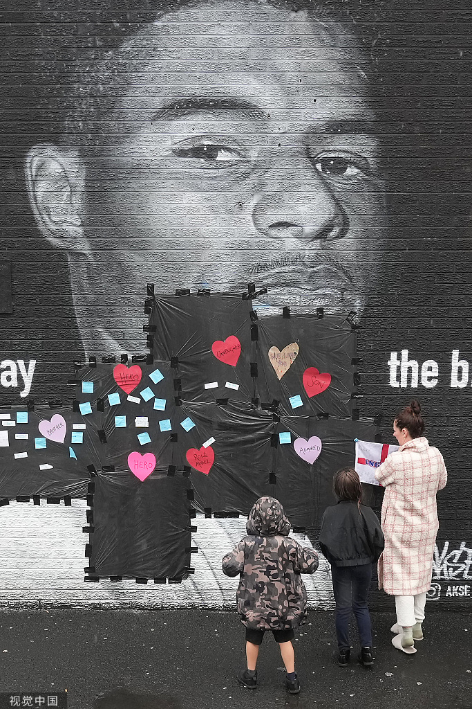 拉什福德街头壁画遭破坏 暖心路人贴便签鼓励支持