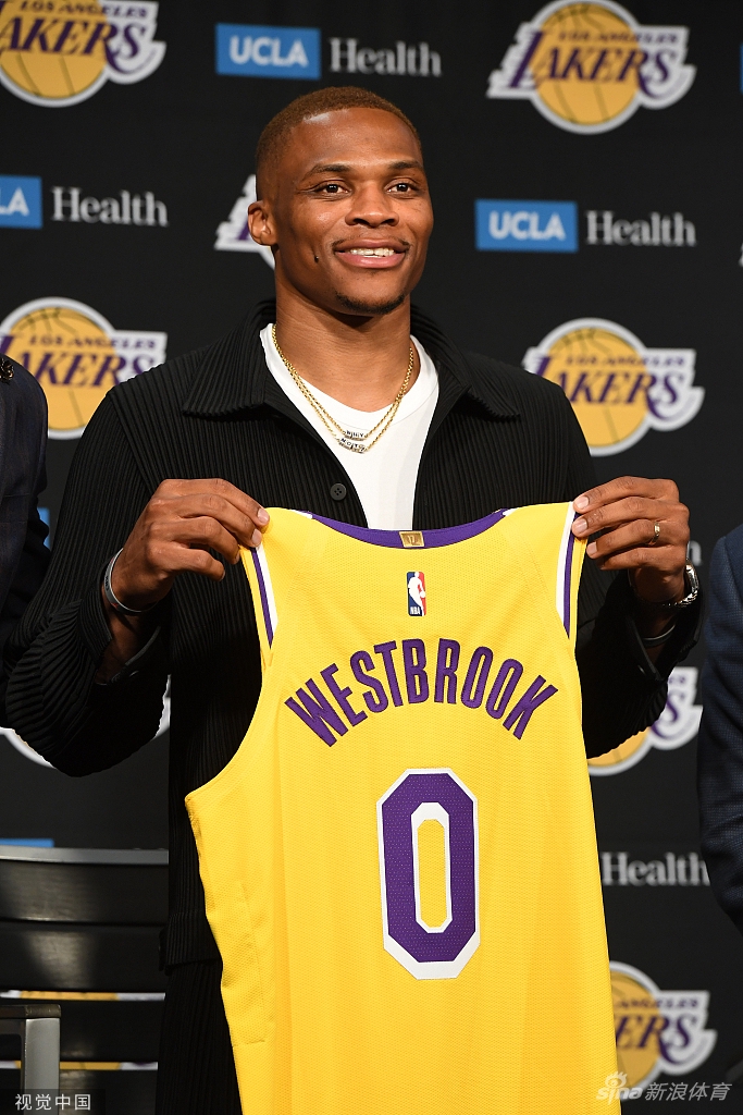 威少正式亮相湖人 紫金军团新援就位