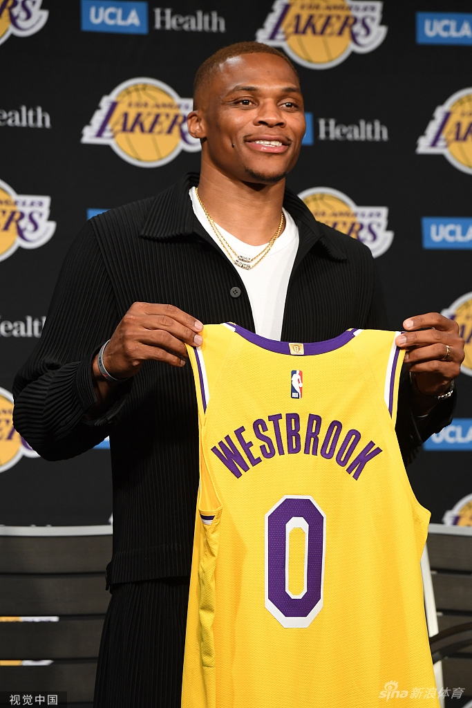 威少正式亮相湖人 紫金军团新援就位