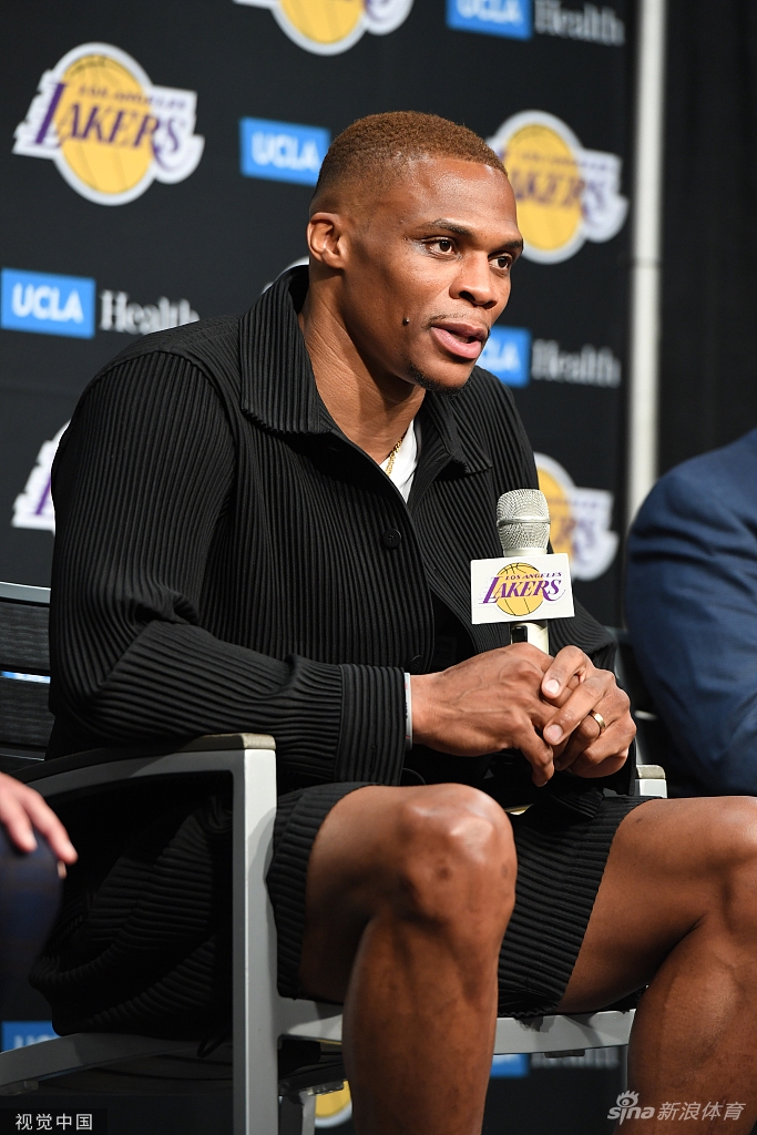 威少正式亮相湖人 紫金军团新援就位