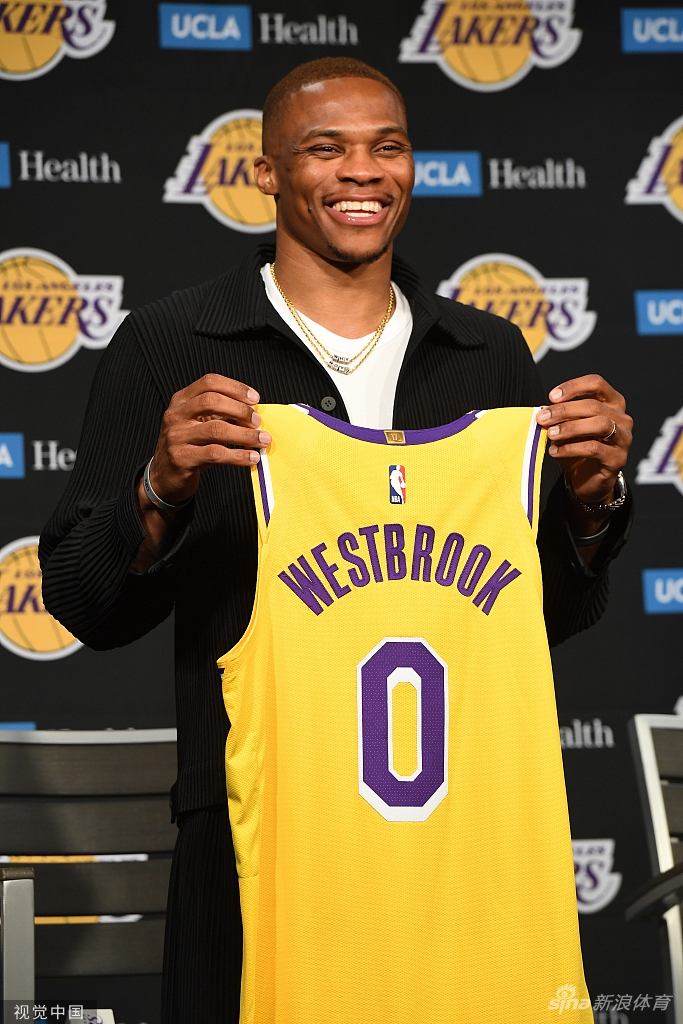 威少正式亮相湖人 紫金军团新援就位