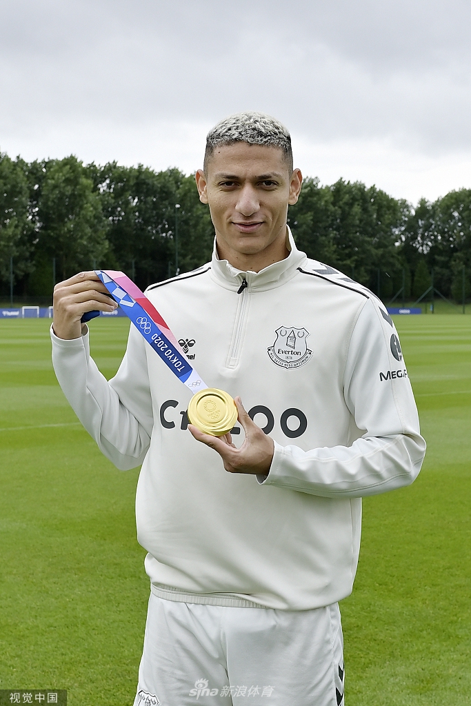 英超埃弗顿全队庆祝理查利森夺金归来