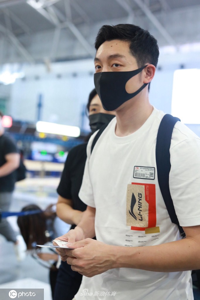 许昕结束隔离现身机场 开启短暂假期低调出行