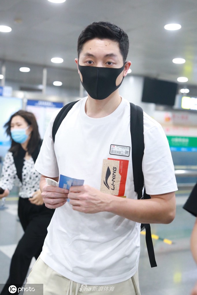 许昕结束隔离现身机场 开启短暂假期低调出行