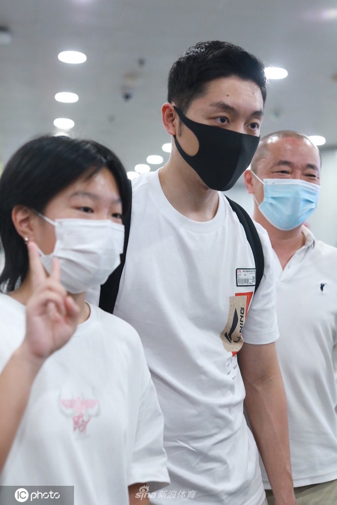 许昕结束隔离现身机场 开启短暂假期低调出行