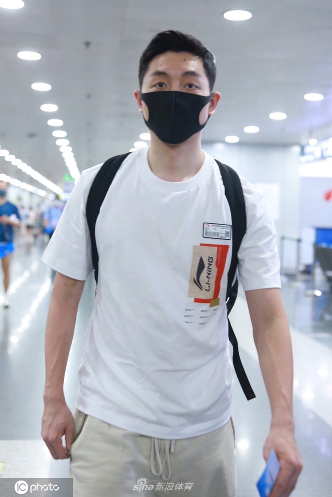 许昕结束隔离现身机场 开启短暂假期低调出行