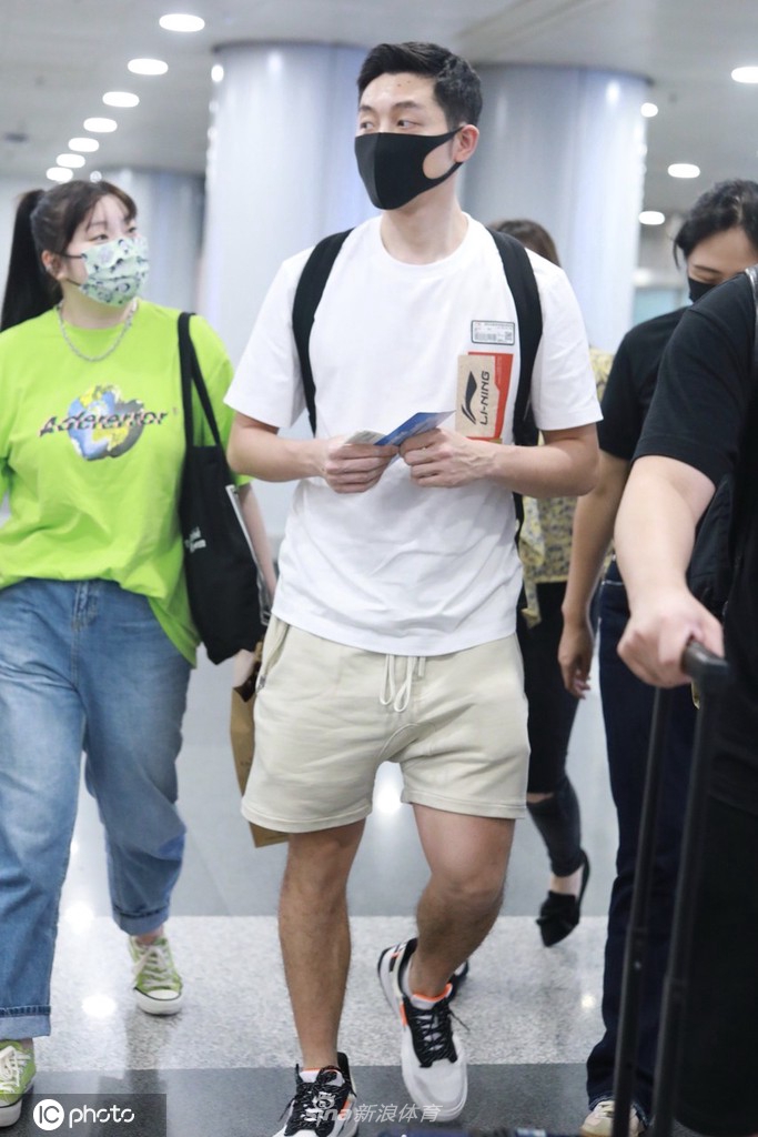 许昕结束隔离现身机场 开启短暂假期低调出行