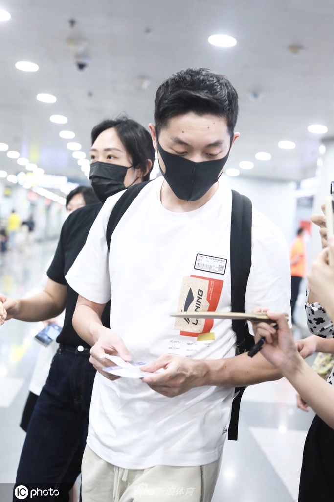 许昕结束隔离现身机场 开启短暂假期低调出行