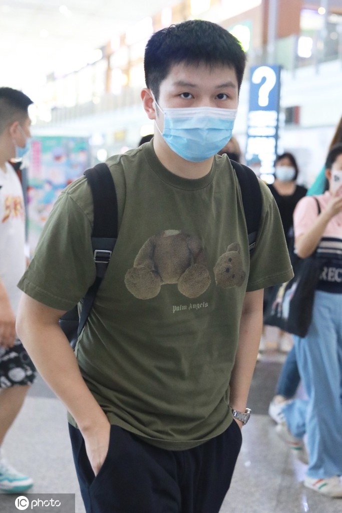 樊振东结束隔离现身机场 开启短暂假期低调出行