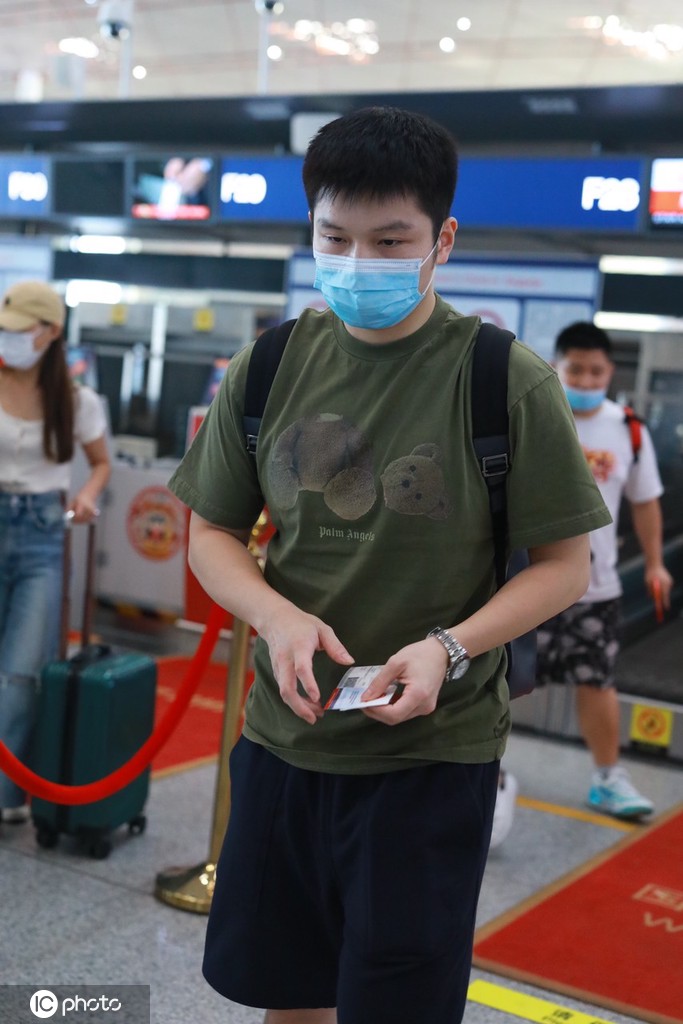 樊振东结束隔离现身机场 开启短暂假期低调出行