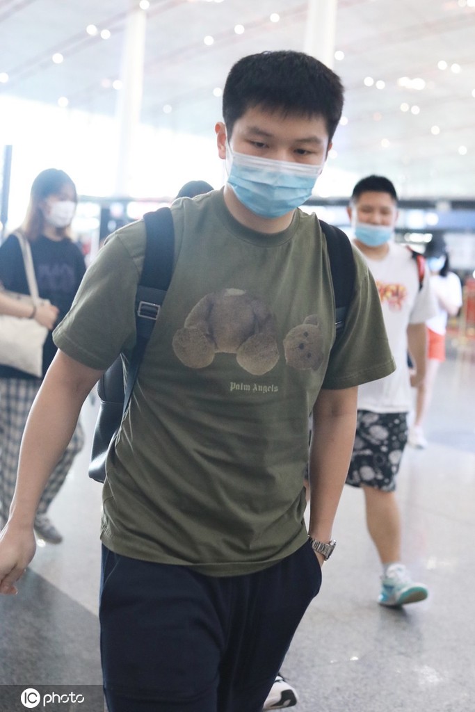 樊振东结束隔离现身机场 开启短暂假期低调出行