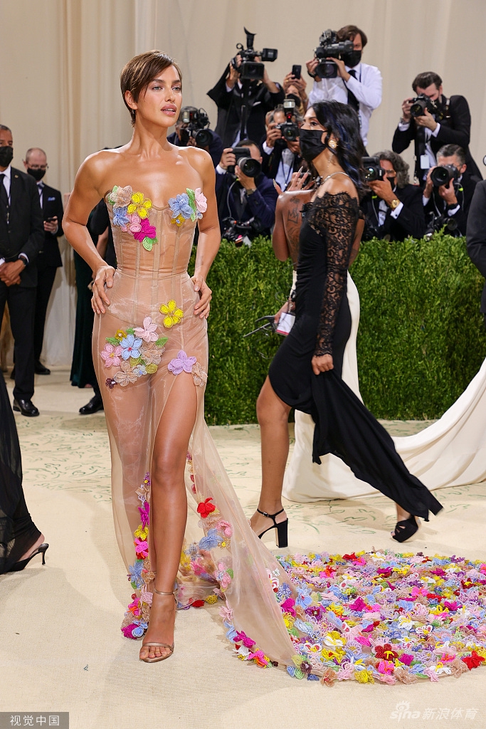 C罗前女友伊莲娜出席时尚庆典