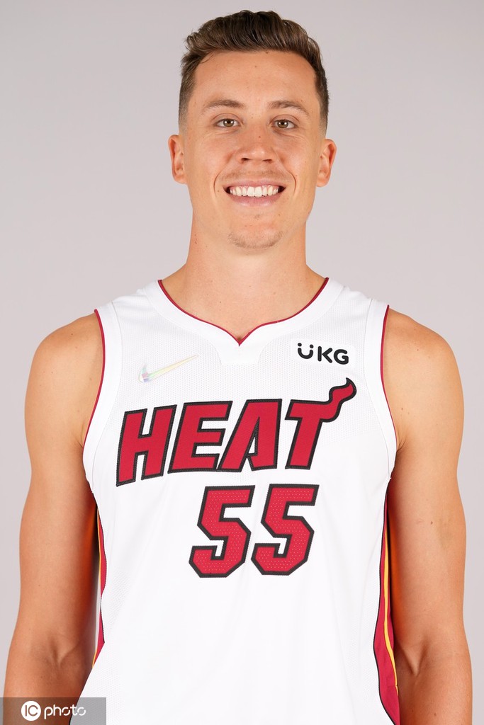 巴特勒引领热火众将拍摄写真