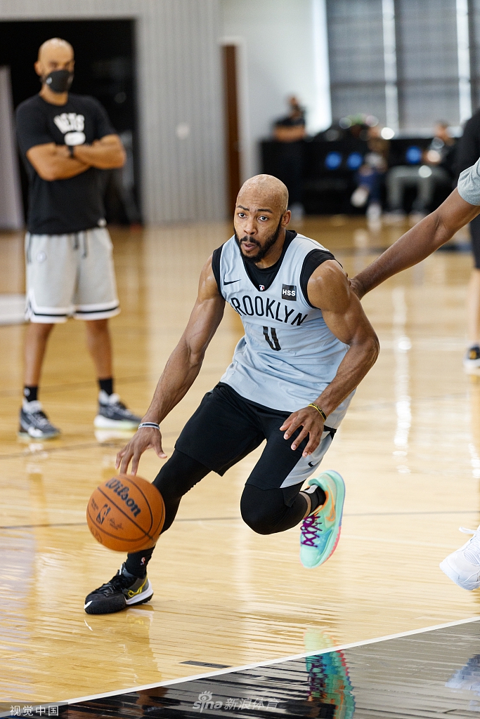 篮网训练备战哈登练防守 杜兰特红帽瞩目