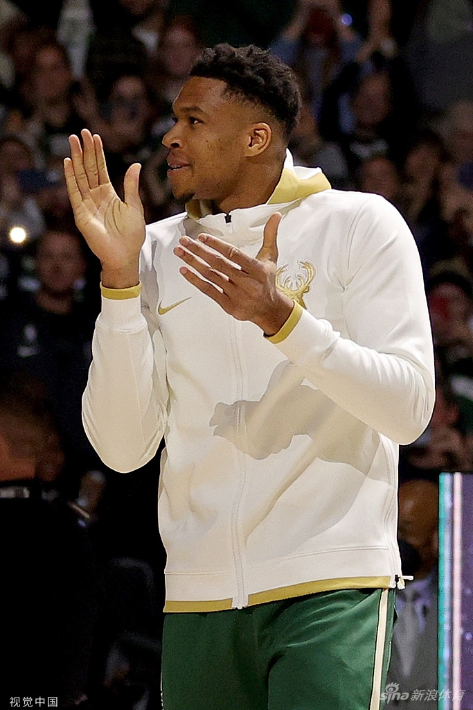 字母哥领衔雄鹿领取总冠军戒指