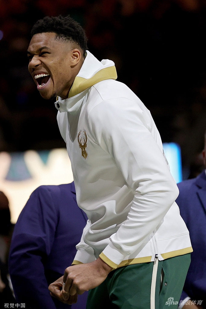 字母哥领衔雄鹿领取总冠军戒指