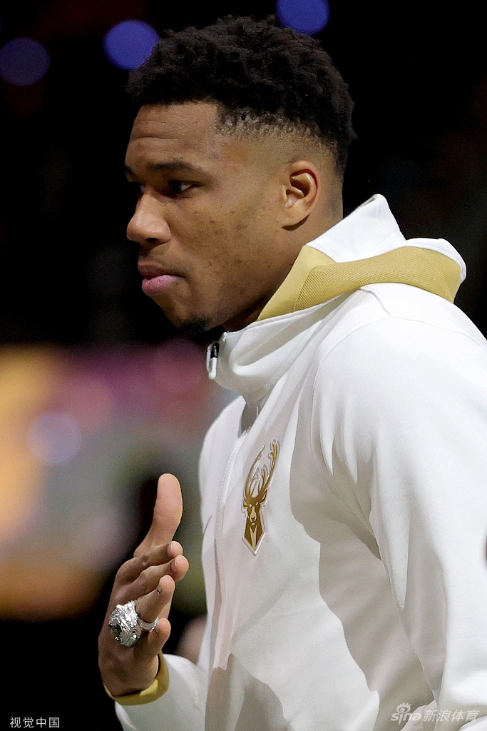 字母哥领衔雄鹿领取总冠军戒指