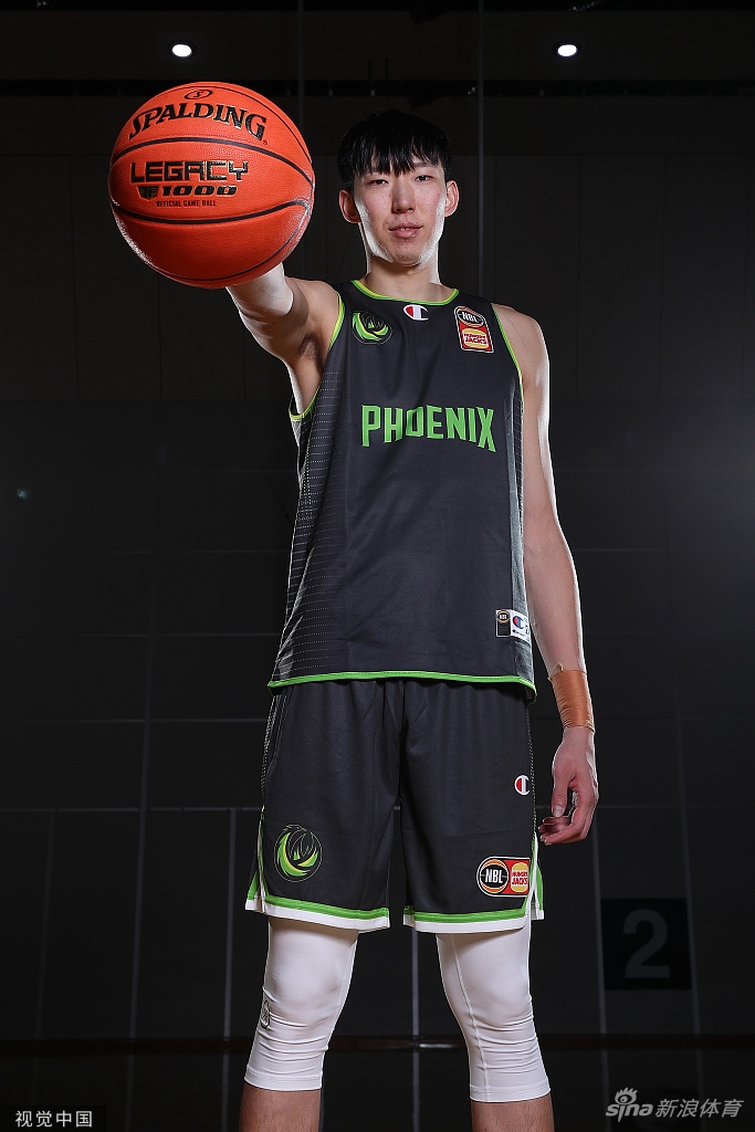 周琦为新东家拍摄新赛季写真