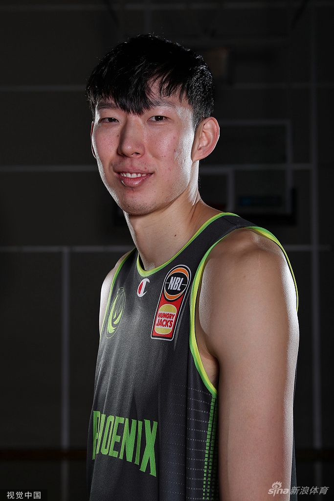 周琦为新东家拍摄新赛季写真