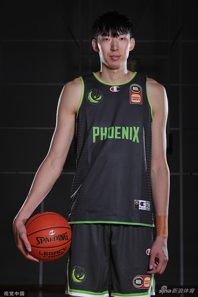 周琦为新东家拍摄新赛季写真