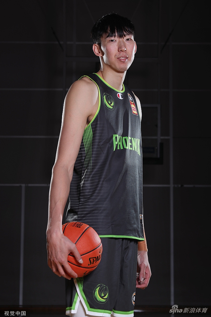 周琦为新东家拍摄新赛季写真