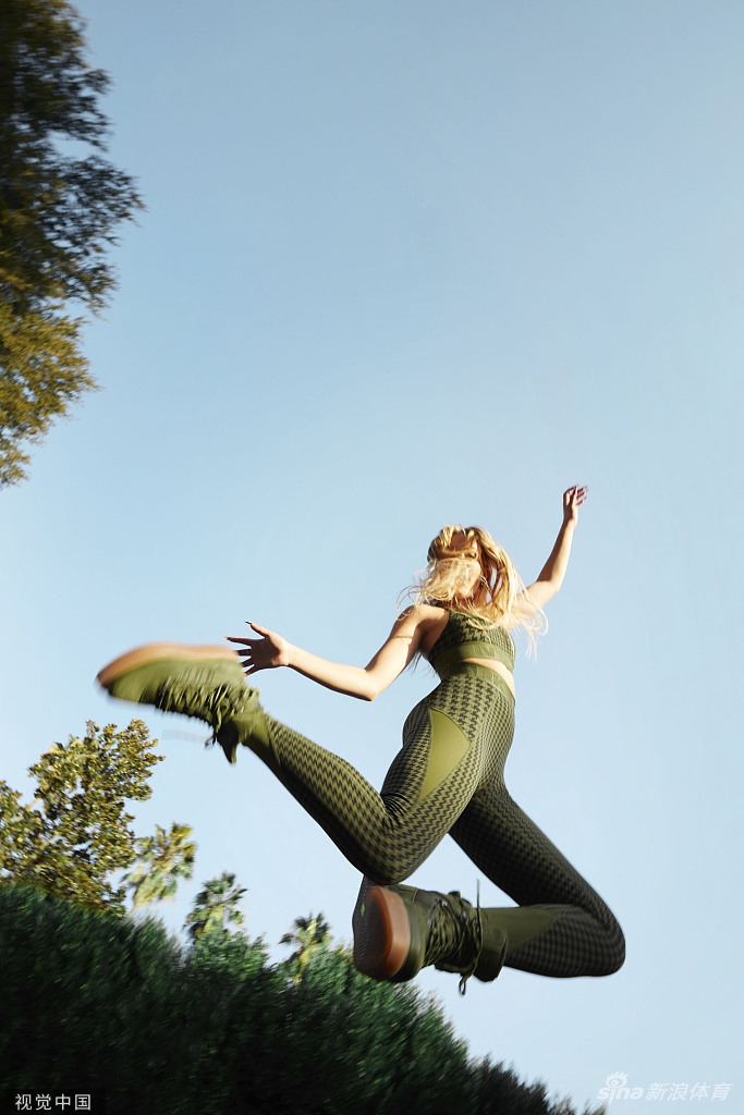 时尚！哈登联手碧昂斯拍摄运动广告大片