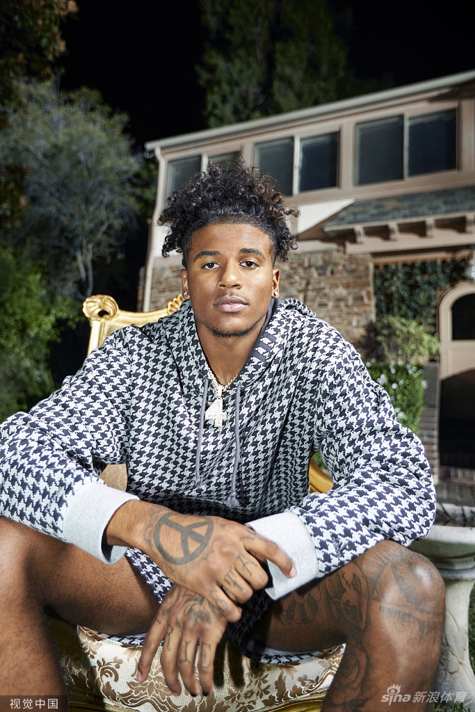 时尚！哈登联手碧昂斯拍摄运动广告大片