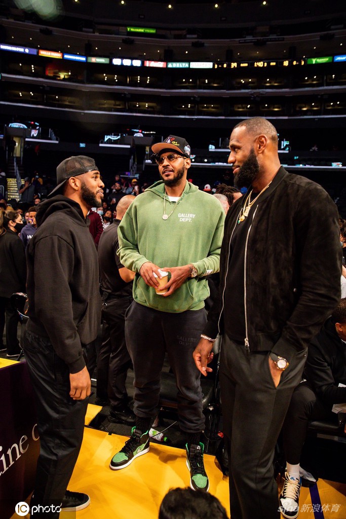 詹姆斯儿子比赛场边大腕云集 甜瓜保罗威少助阵