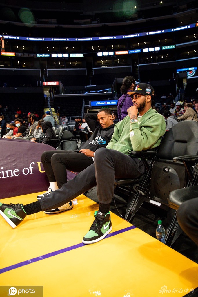 詹姆斯儿子比赛场边大腕云集 甜瓜保罗威少助阵