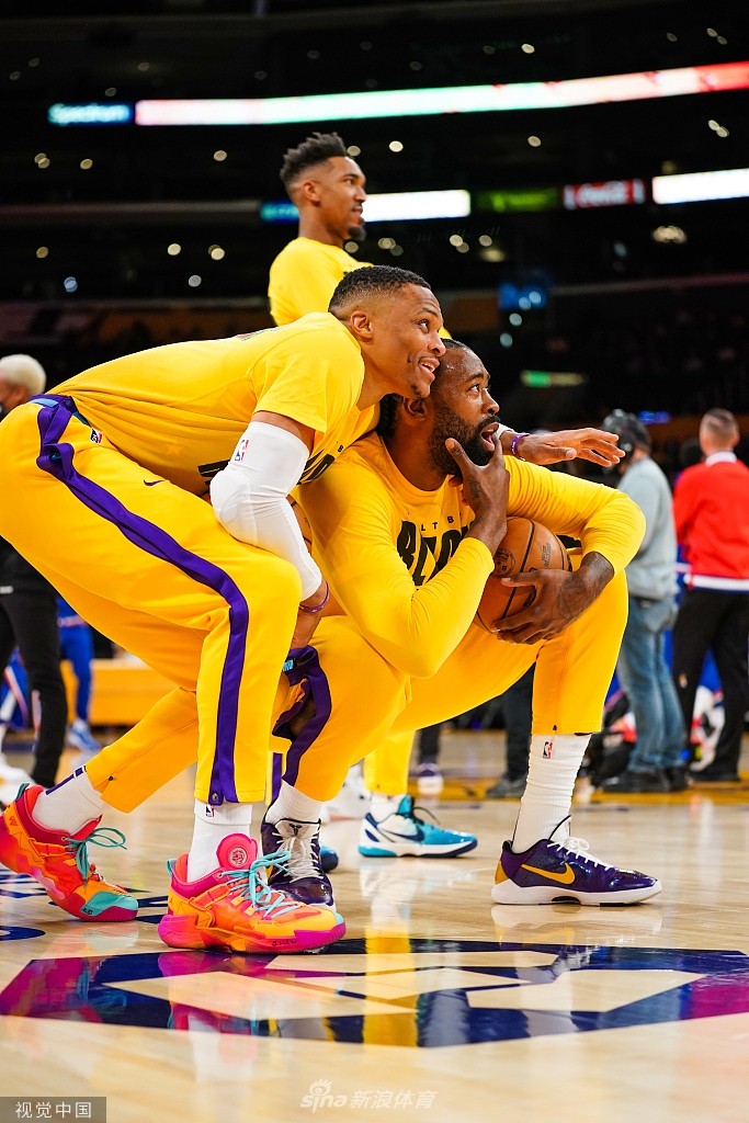 [NBA]尼克斯115-122湖人 詹皇复出砍三双
