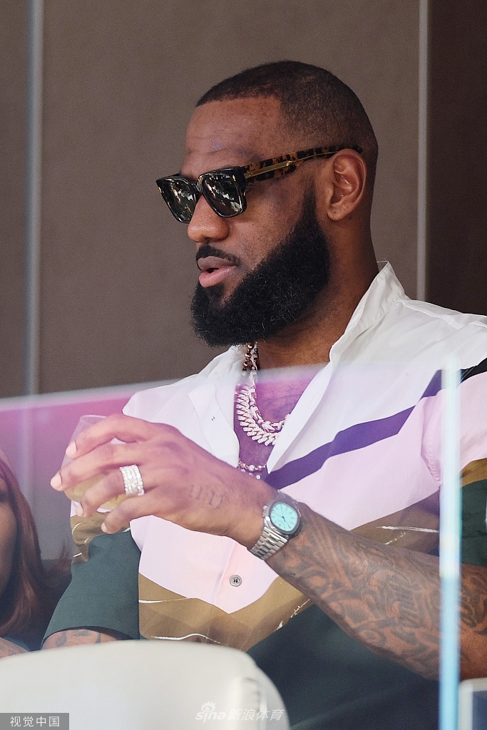 詹姆斯领衔观战超级碗