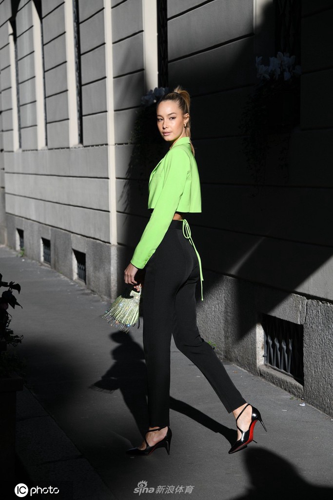 佩莱女友瓦尔加亮相米兰时装周