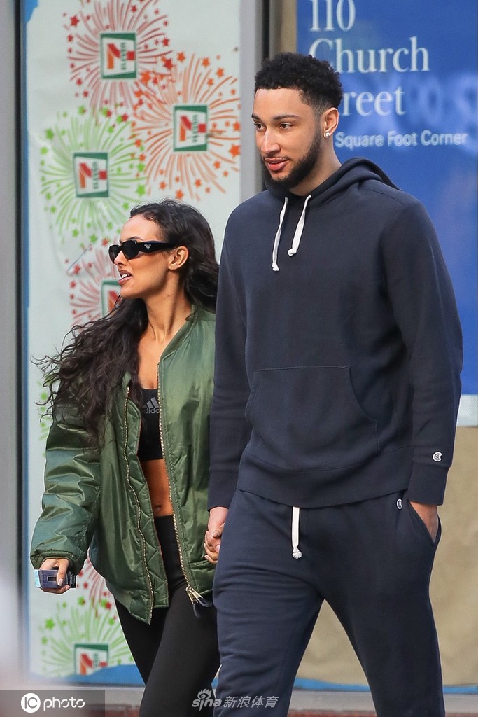 本-西蒙斯携女友现身纽约街头散步 两人一路有说有笑恩爱甜蜜