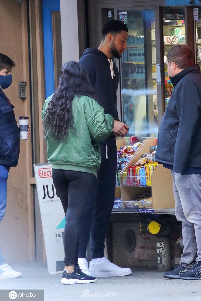 本-西蒙斯携女友现身纽约街头散步 两人一路有说有笑恩爱甜蜜