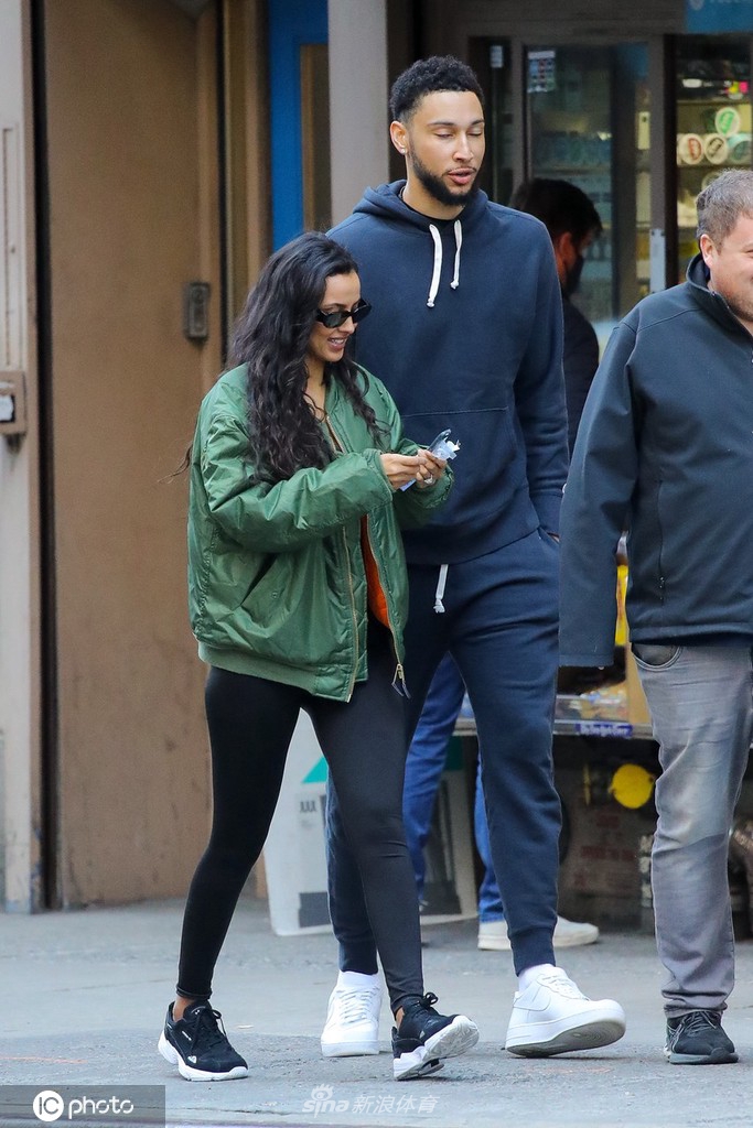 本-西蒙斯携女友现身纽约街头散步 两人一路有说有笑恩爱甜蜜