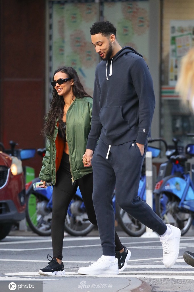 本-西蒙斯携女友现身纽约街头散步 两人一路有说有笑恩爱甜蜜