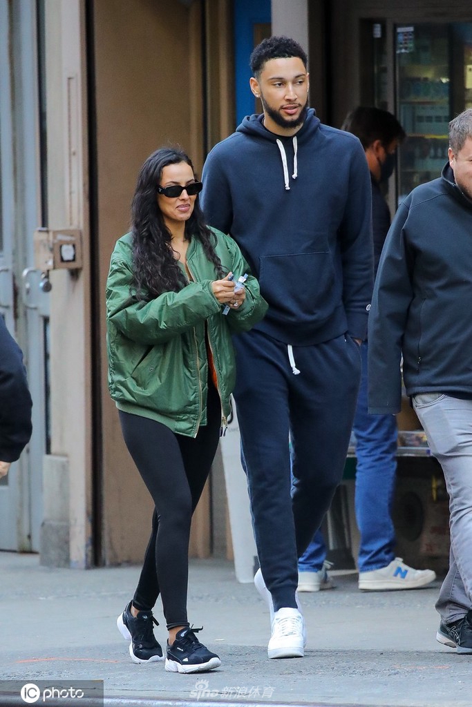 本-西蒙斯携女友现身纽约街头散步 两人一路有说有笑恩爱甜蜜