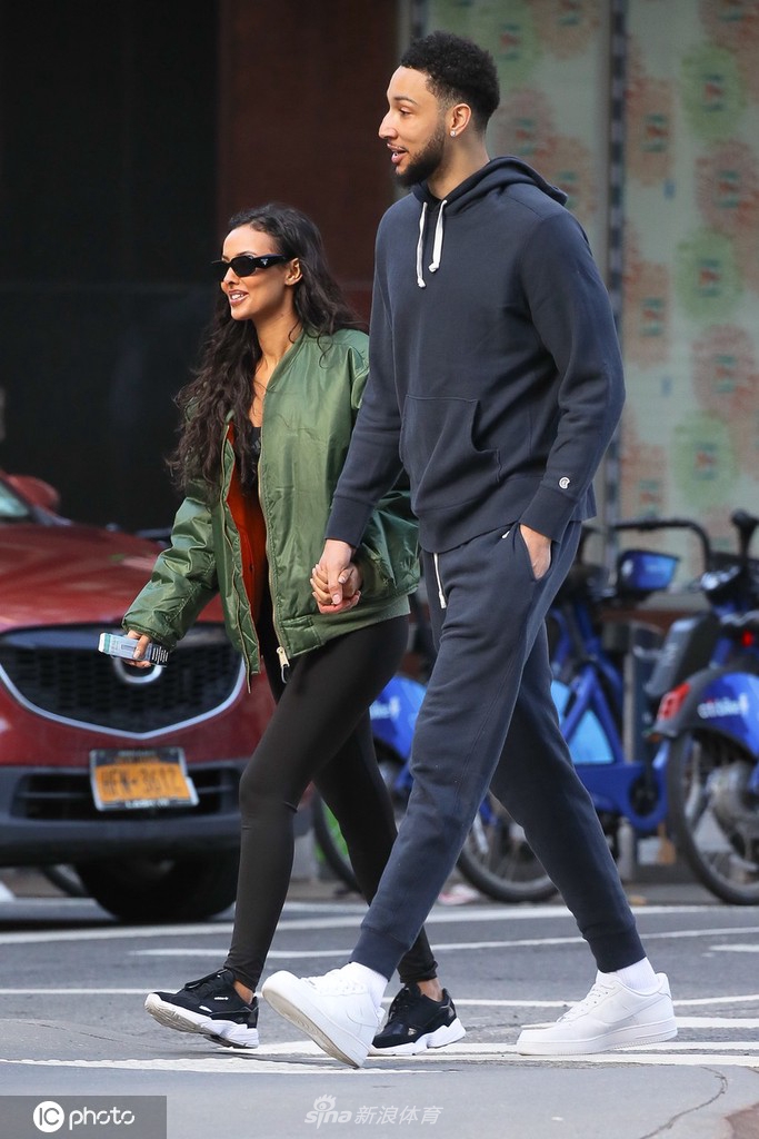 本-西蒙斯携女友现身纽约街头散步 两人一路有说有笑恩爱甜蜜