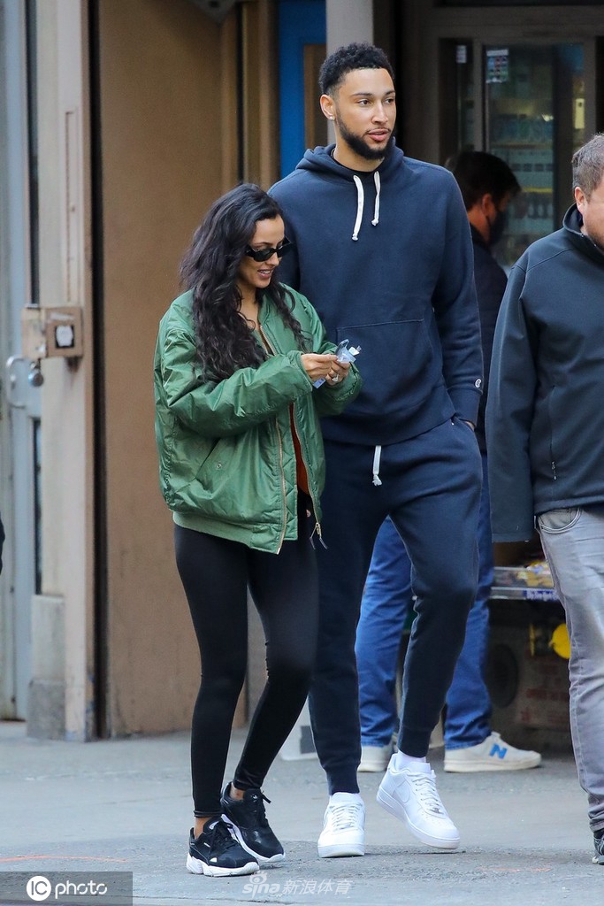 本-西蒙斯携女友现身纽约街头散步 两人一路有说有笑恩爱甜蜜