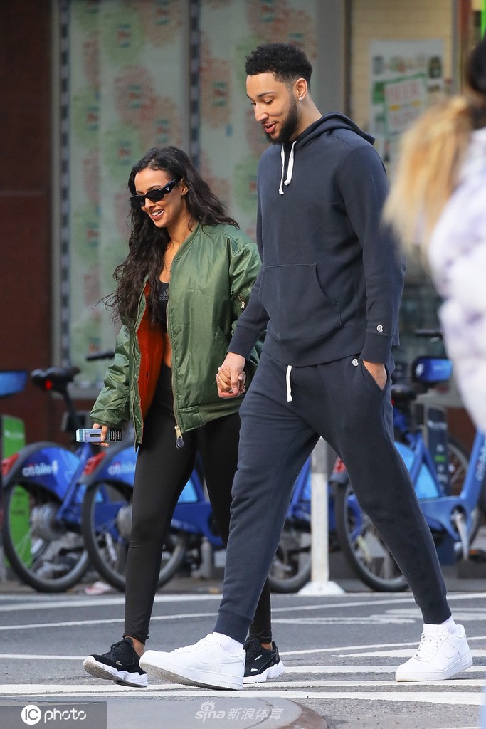 本-西蒙斯携女友现身纽约街头散步 两人一路有说有笑恩爱甜蜜