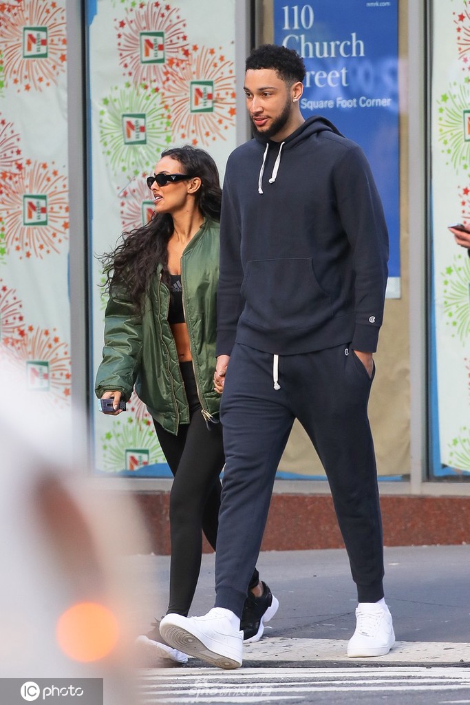 本-西蒙斯携女友现身纽约街头散步 两人一路有说有笑恩爱甜蜜