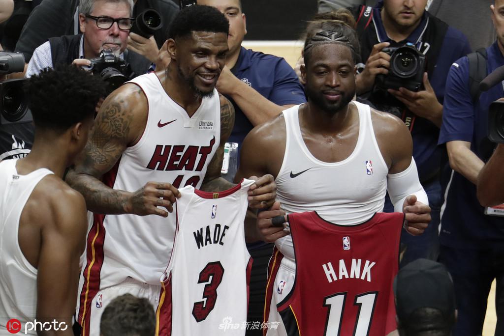 哈斯勒姆手拿韦德球衣