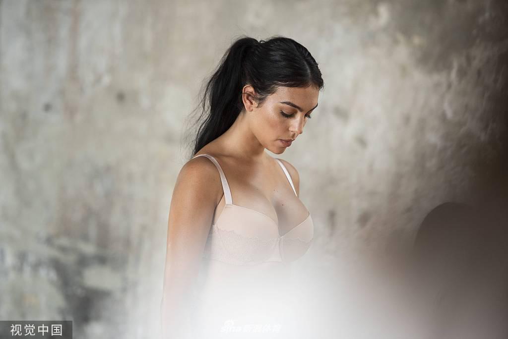 C罗女友乔治娜拍摄内衣广告 秀出凹凸曲线