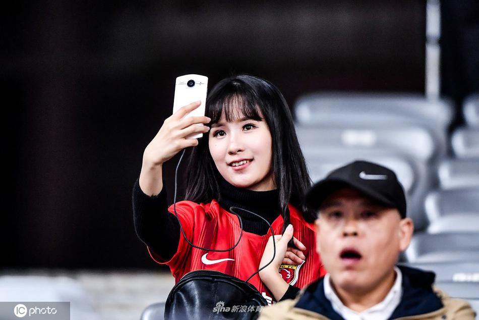 [盘点]上海上港美女球迷集 挥舞大旗掀起红色旋风