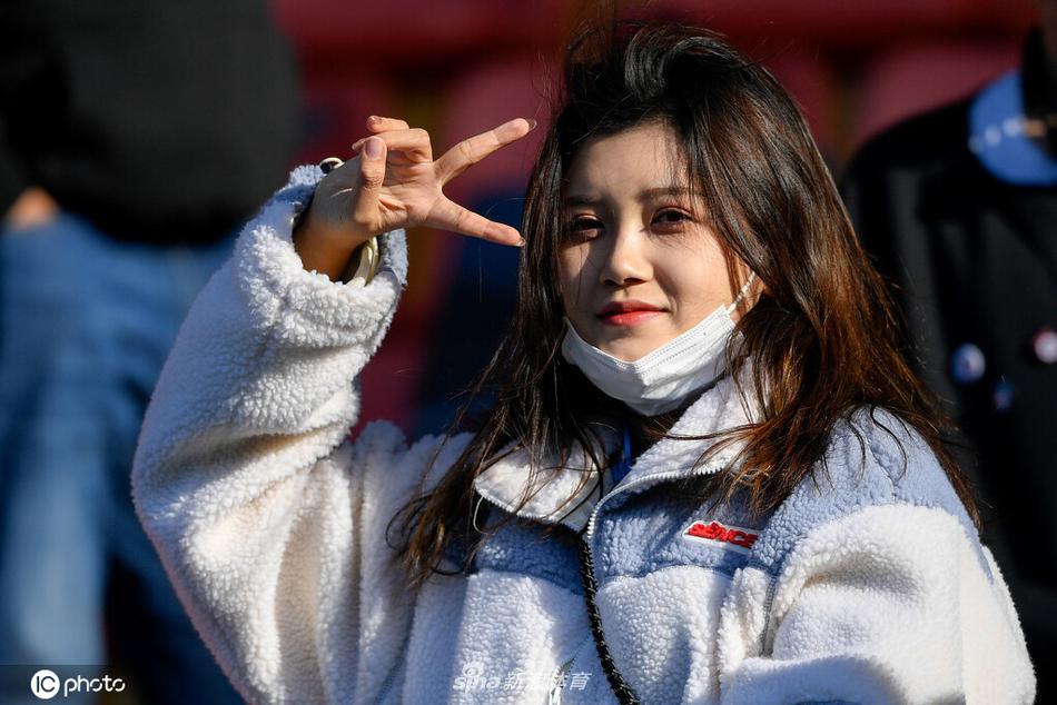 你笑起来真好看 世界微笑日欣赏中超美女球迷治愈笑容