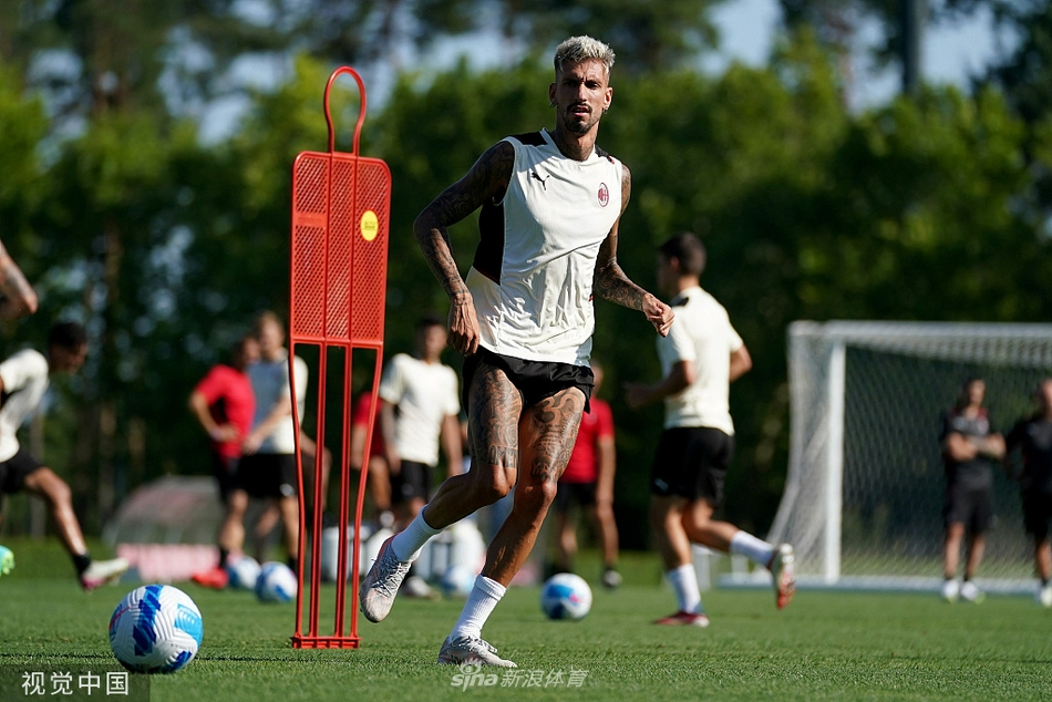 AC米兰训练备战新赛季 特奥、迪亚兹哥俩好