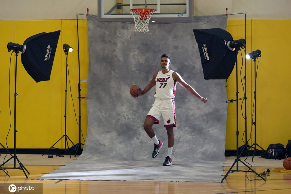 巴特勒引领热火众将拍摄写真