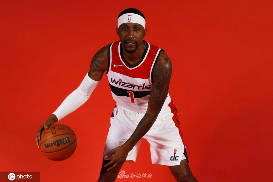 比尔引领奇才媒体日拍摄写真