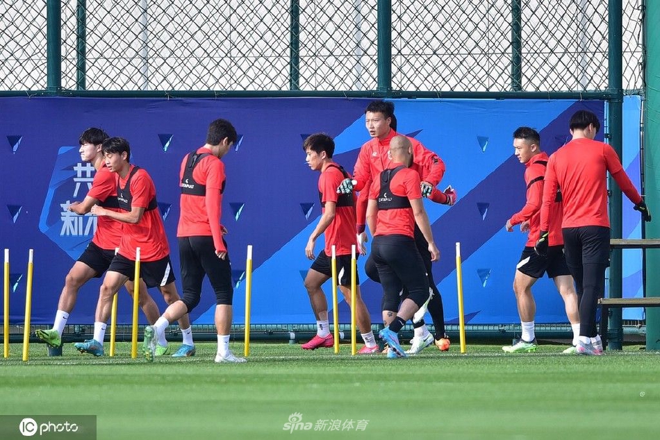 上海海港备战训练 新援恩迪亚耶解除隔离参与球队合练