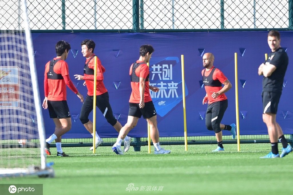 上海海港备战训练 新援恩迪亚耶解除隔离参与球队合练